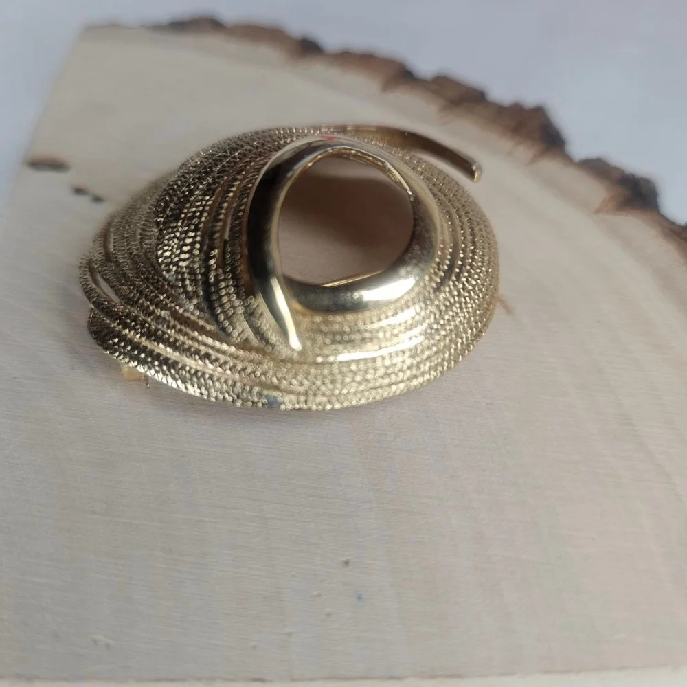 Monet Vintage Gold Tone Swirl Brooch Pin EUC 1.5